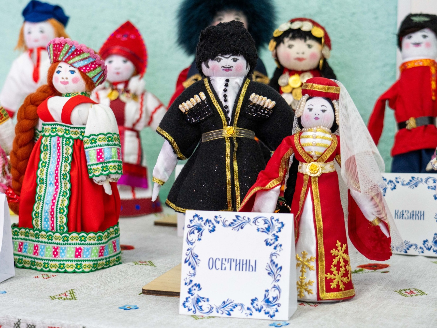 В рамках госпрограммы приобщения молодёжи к культуре по «Пушкинской карте» в Зелёном зале Дворца культуры им. В. И. Ленина прошла интеллектуальная игра «Возвращение к истокам. Народы России» — в честь Года единства народов России!.