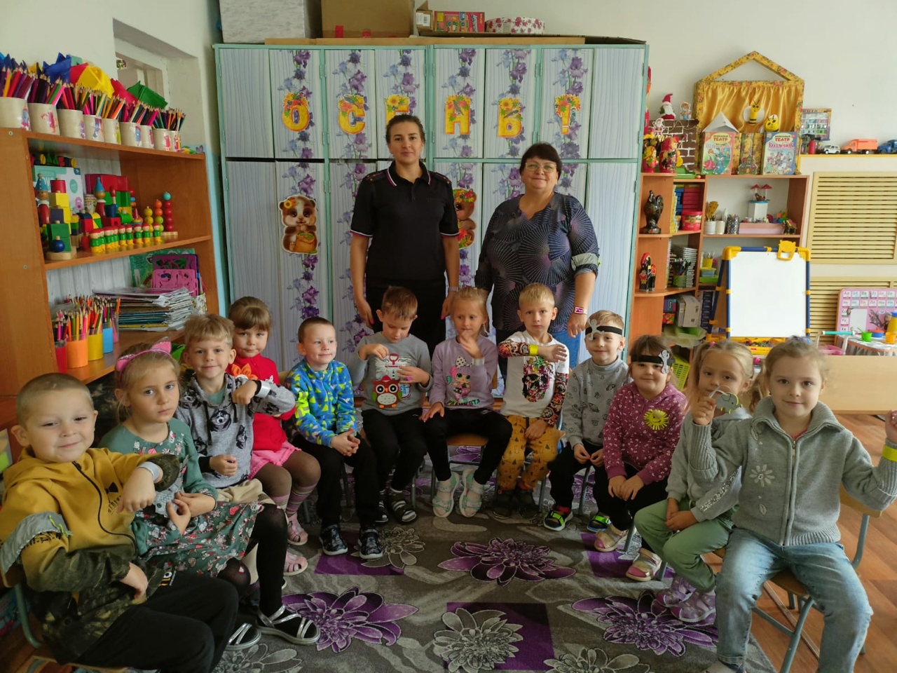 Сотрудник Госавтоинспекции провел урок безопасности в детском саду.