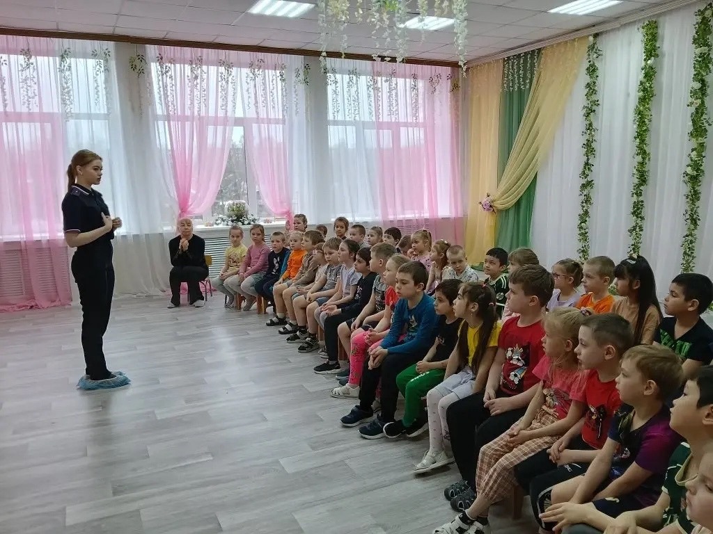 В рамках масштабной социально‑пропагандистской кампании «Внимание — дети!» сотрудники Госавтоинспекции МО МВД России «Тейковский» провели важные профилактические мероприятия по ПДД для воспитанников детских садов г. Тейково: № 9 «Улыбка» и № 1 «Алёнушка".