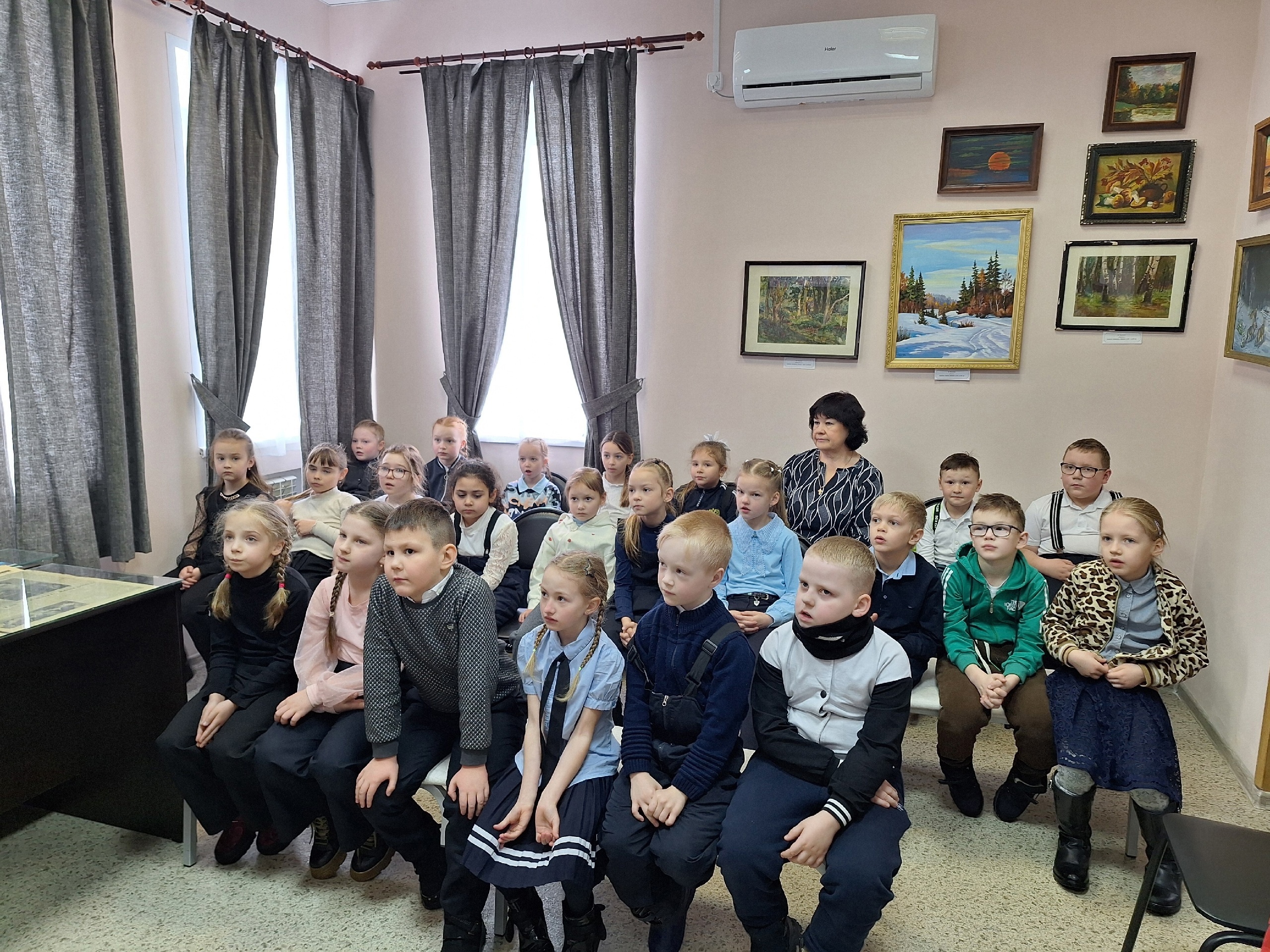 Ученики первого «Б» класса школы №4 с классным руководителем М. Г. Морозовой посетили выставку «Время первых. Леонов» в музее истории города Тейково..