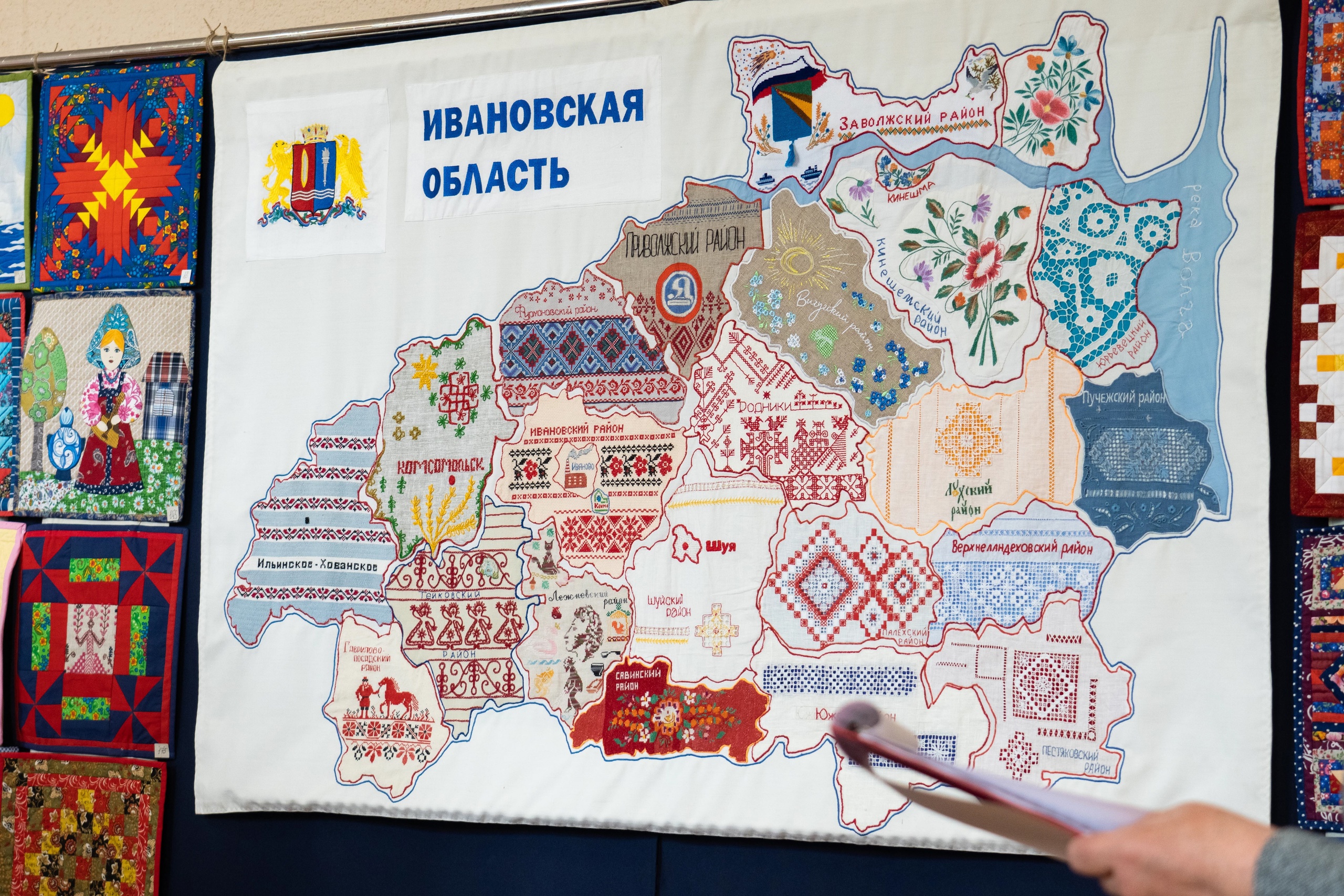 Студентки группы «Конструирование, моделирование и технология изготовления изделий легкой промышленности (по видам)» Тейковского многопрофильного колледжа посетили передвижную выставку «Лоскуток и строчка» в выставочном зале Дворца культуры..