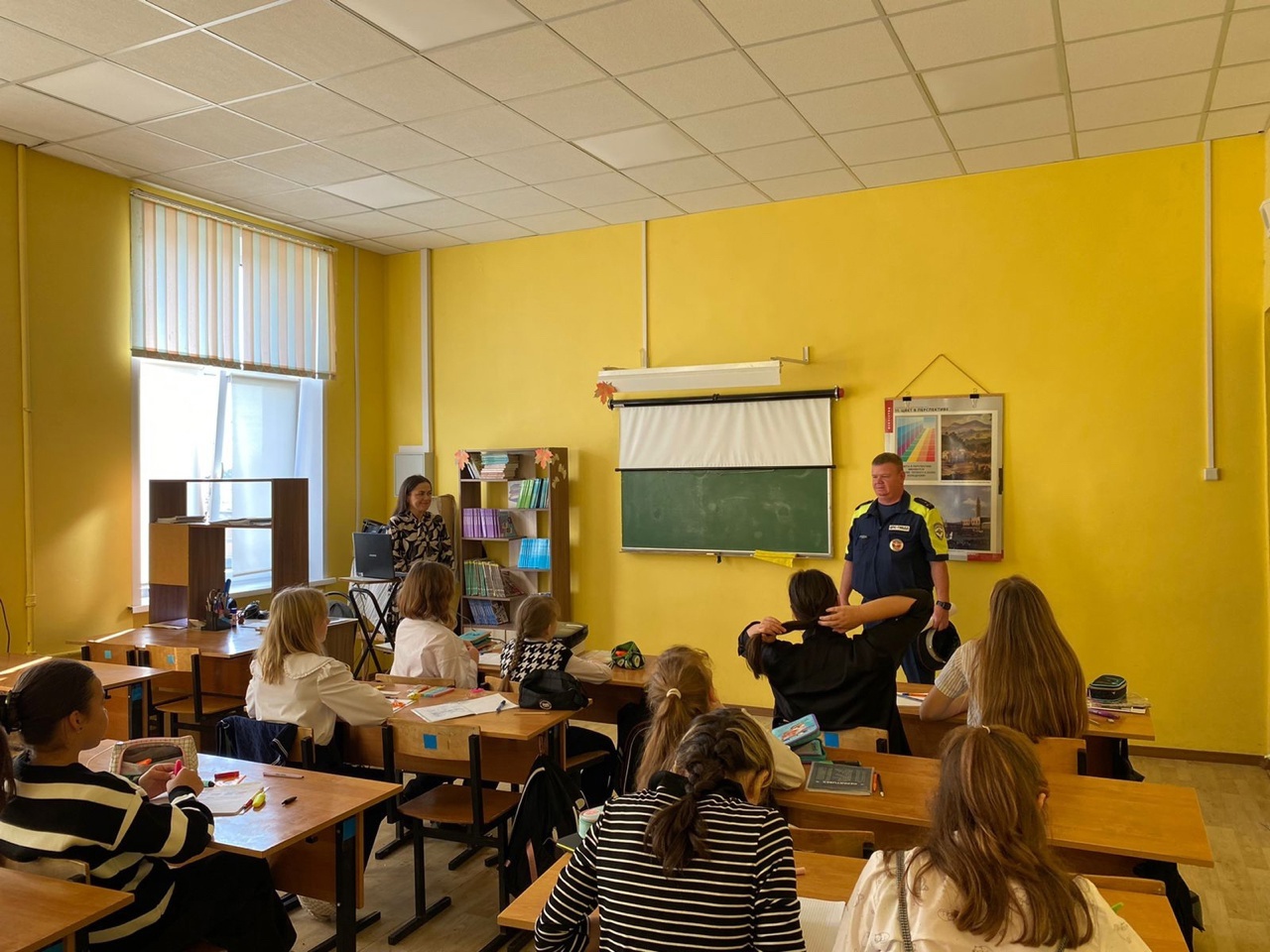 В рамках &quot;Единого дня безопасности дорожного движения&quot; сотрудники Госавтоинспекции провели профилактические беседы с учащимися школ города Тейково..