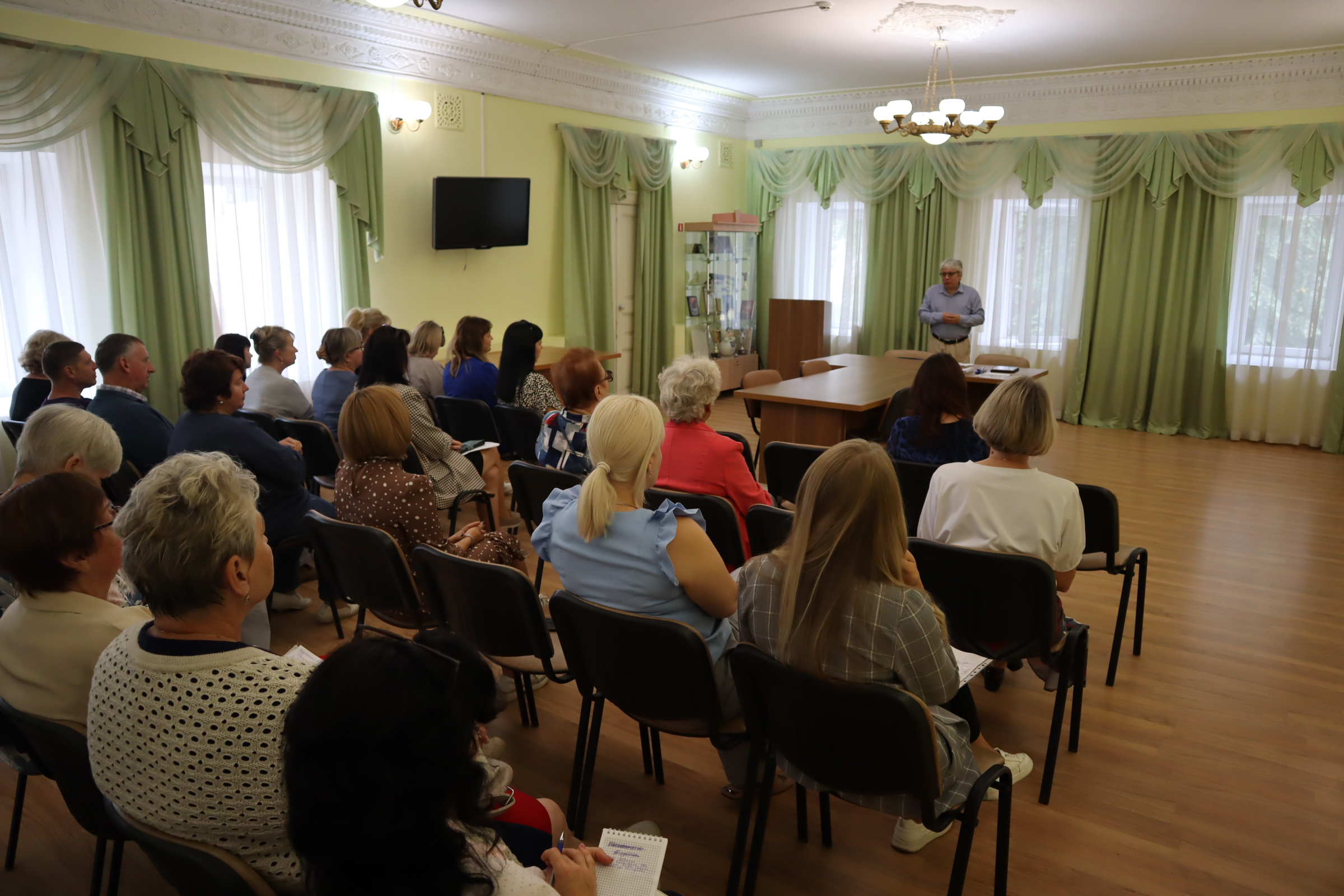 В зале заседаний городской администрации начальник экономического отдела Ивановского отделения Банка России Александр Дружинин провел лекторий для сотрудников администрации и представителей городского Совета ветеранов..