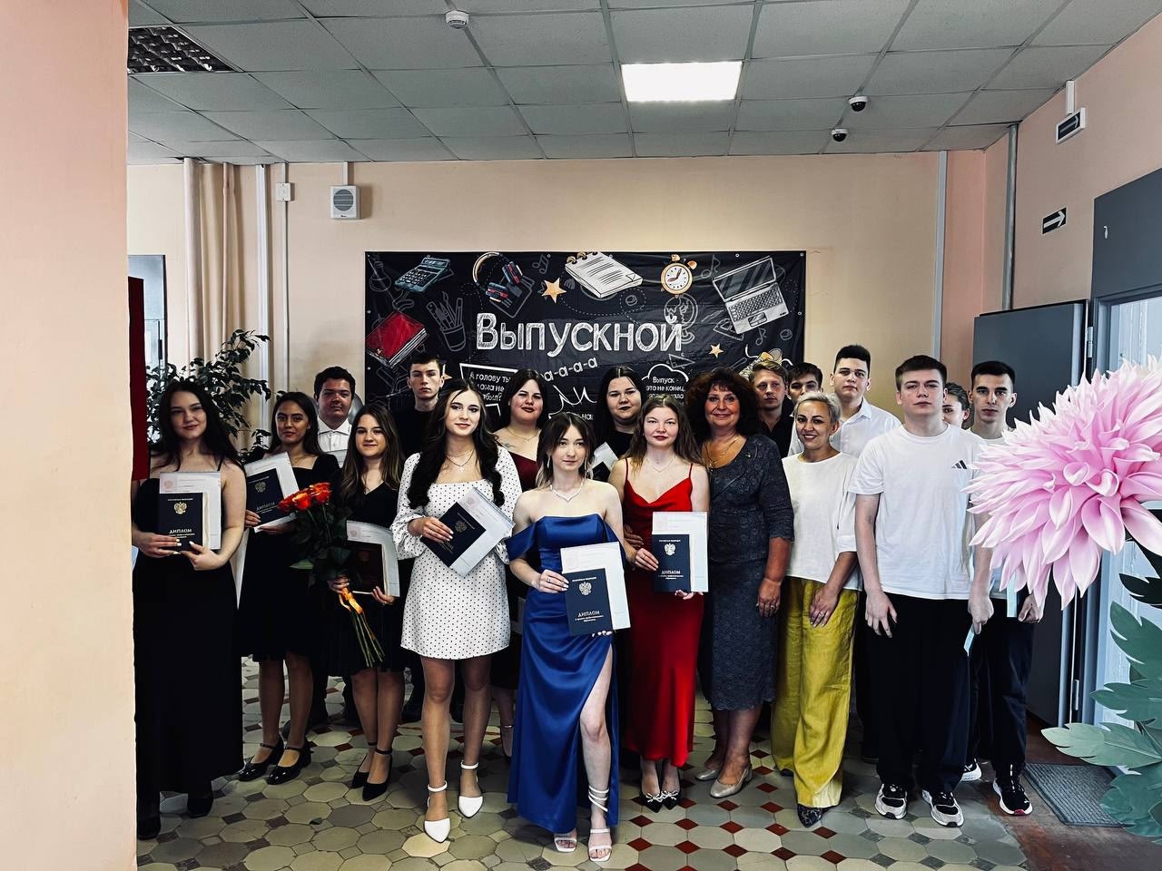 Состоялось торжественное вручение дипломов выпускникам Тейковского индустриального колледжа им. А.П.Буланова, и это событие стало настоящим праздником для всех участников..