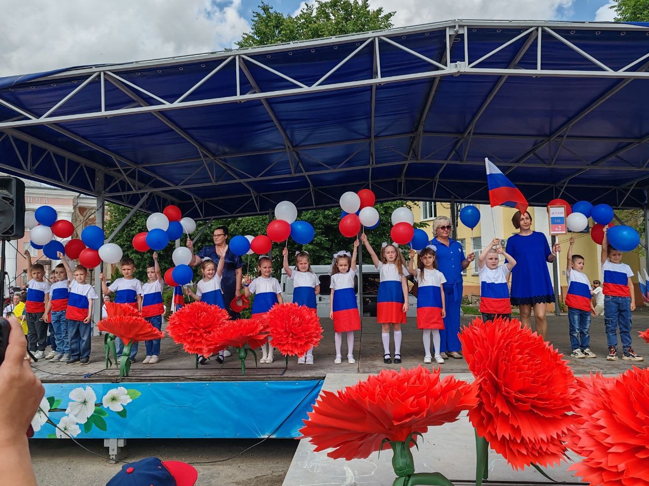 Сегодня на главной площади города проходят торжественные мероприятия, посвящённые великому празднику — ДНЮ РОССИИ!.