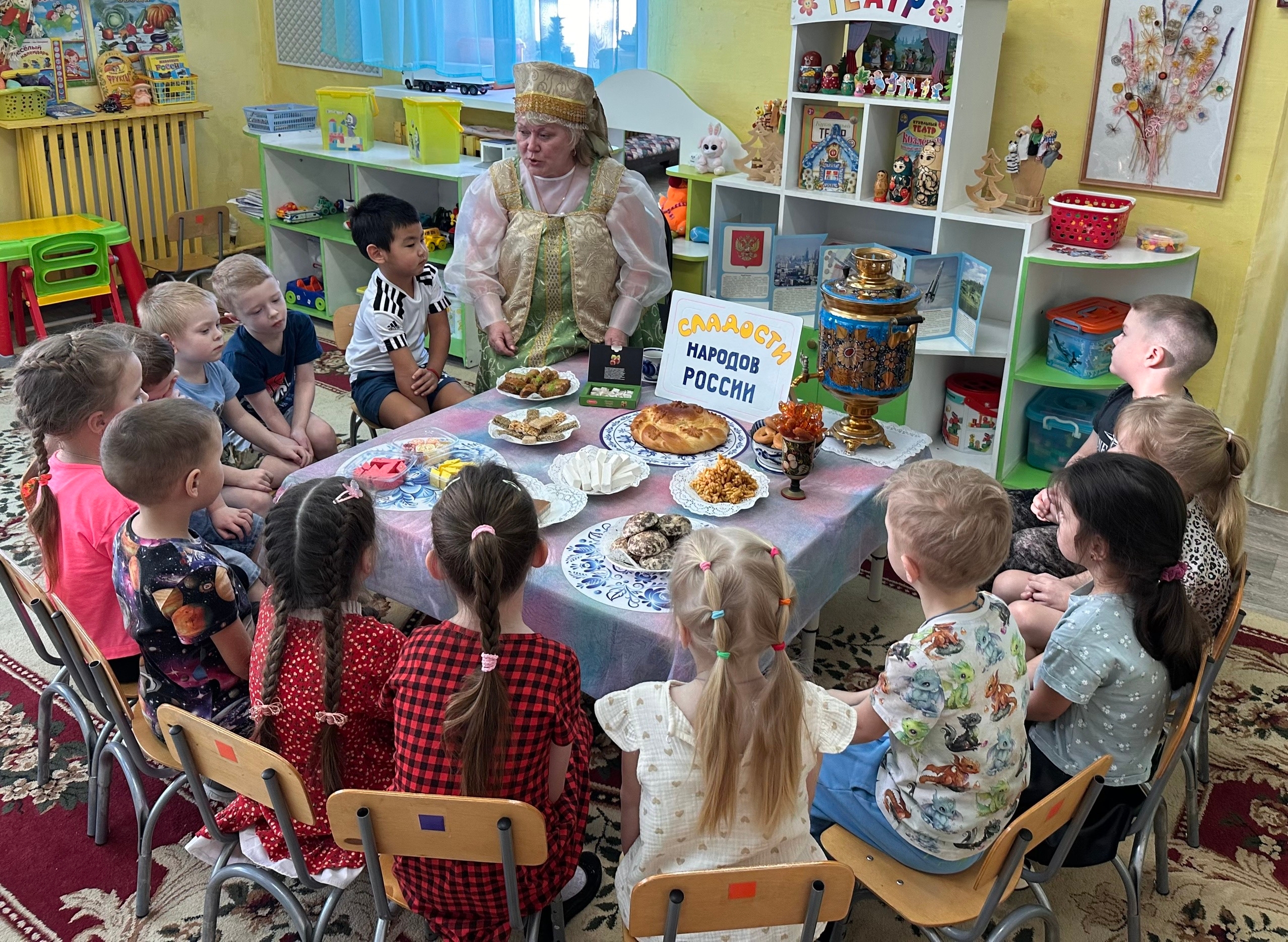 В рамках мероприятий, посвящённых Году единства народов России, в старшей группе «Пчёлки» детского сада № 5 "Сказка"прошёл увлекательный мастер-класс..