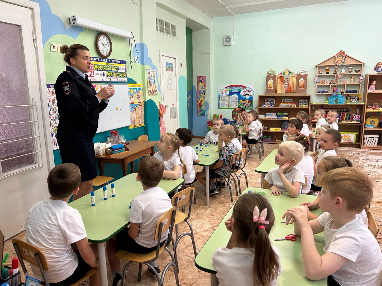 В рамках социальной акции «Засветись», в детском саду № 5 г. Тейково сотрудники Госавтоинспекции провели мастер-класс по изготовлению световозвращающих элементов..