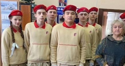 Участники школьного юнармейского отряда «хранители истории» из школы №10, которые называют себя , приняли участие в мастер-классе по созданию маскировочных сетей и браслетов для выживания..