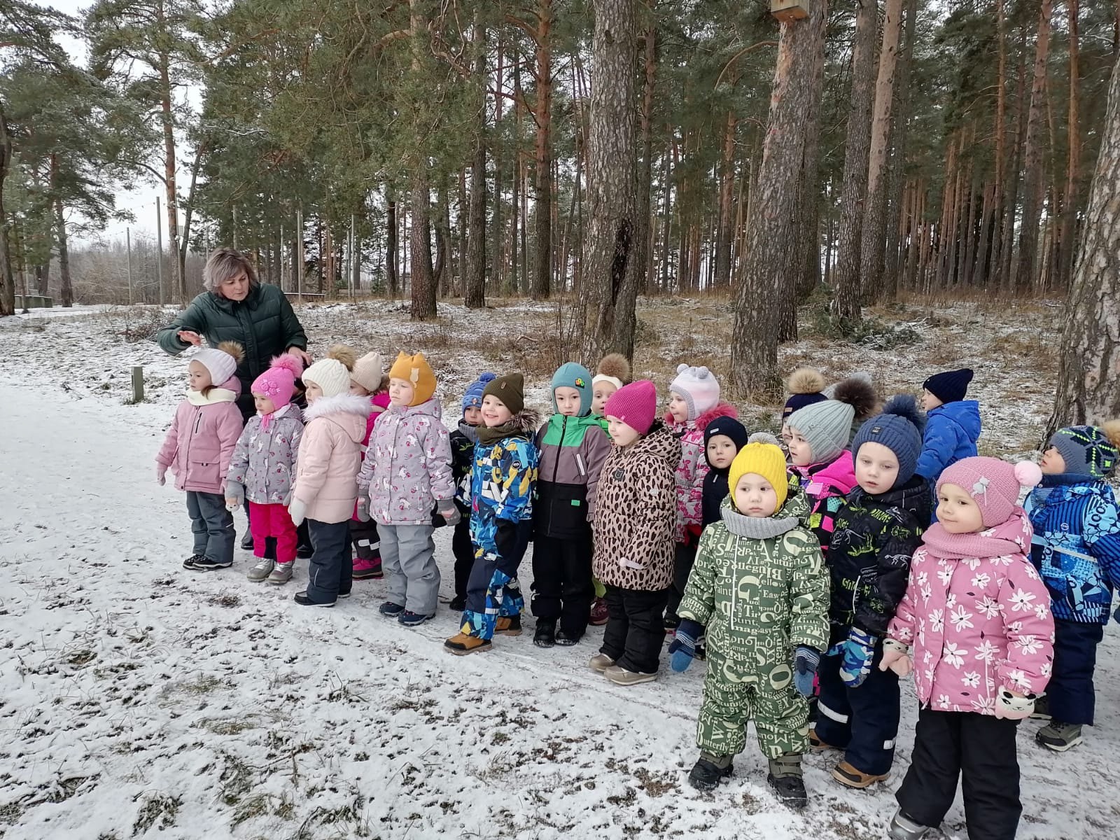 🥶В рамках мероприятий по обеспечению безопасности на водных объектах в зимний период педагоги групп «Солнышко» и «Теремок» — Елена Анатольевна Парфенова и Елена Михайловна Садовникова — организовали для детей познавательную экскурсию в лесопарковой зоне.