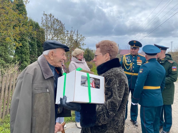 В честь Дня Великой Победы в сопровождении военного оркестра 54-ой Гвардейской ордена Кутузова II степени ракетной дивизии поздравили участника Великой Отечественной войны Мальцева Николая Петровича..