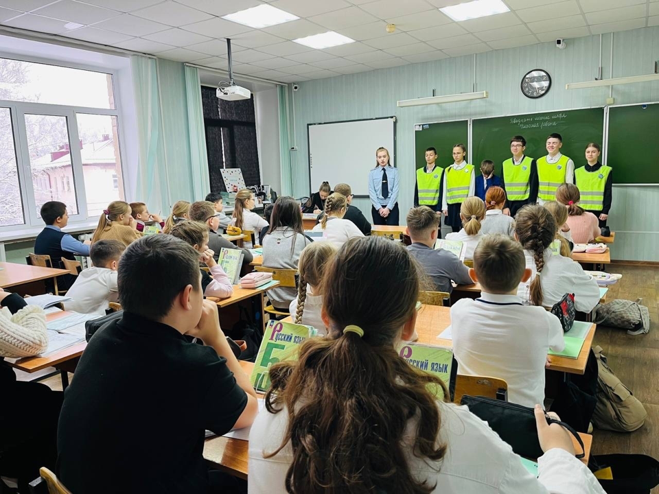 В рамках социальной кампании «Засветись» сотрудники Госавтоинспекции и ребята из отряда ЮИД, учащиеся 7В класса школы №2 города Тейкова, провели акцию «Засветись»..