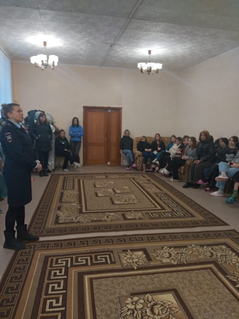 Сотрудники Госавтоинспекции проводят беседы с подростками, проживающими в общежитии учебных заведений.