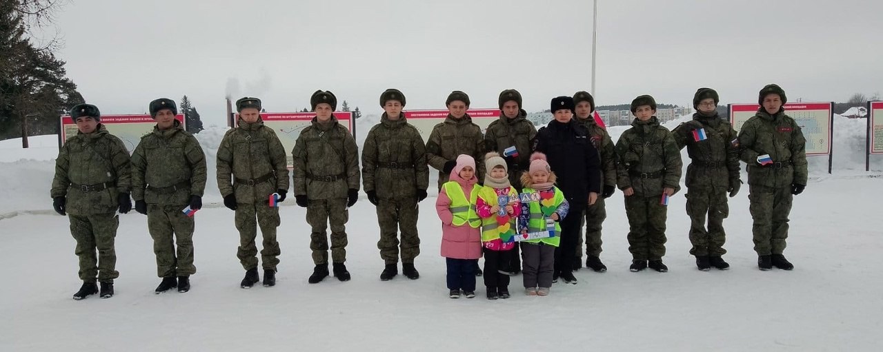 Сотрудники Госавтоинспекции совместно с воспитанниками детского сада «Аленушка» г. Тейково провели акцию «Письмо военным»..