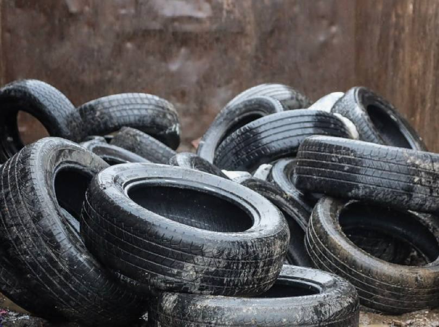 На территории г.о. Тейково участились случаи складирования на контейнерных площадках использованных автопокрышек в нарушении Правил благоустройства городского округа Тейково Ивановской области, утвержденных Решением городской Думы.