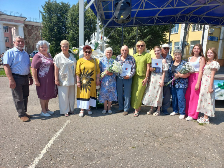 Сегодня, на главной площади нашего города прошло торжественное мероприятие посвященное Дню семьи, любви и верности!. Сегодня, на главной площади нашего города прошло торжественное мероприятие посвященное Дню семьи, любви и верности!.