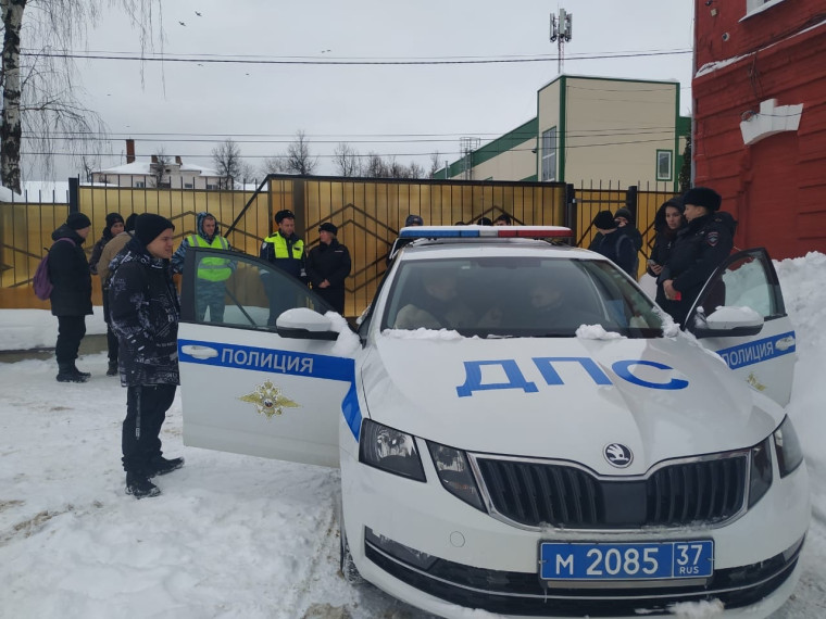 В городе Тейково студенты Тейковского многопрофильного колледжа узнали многое о работе полицейских.. В городе Тейково студенты Тейковского многопрофильного колледжа узнали многое о работе полицейских..