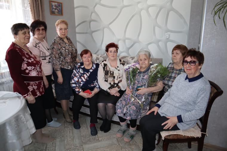 С 95 - летним юбилеем долгожителя нашего города - Бобкову Юлию Васильевну.. С 95 - летним юбилеем долгожителя нашего города - Бобкову Юлию Васильевну..
