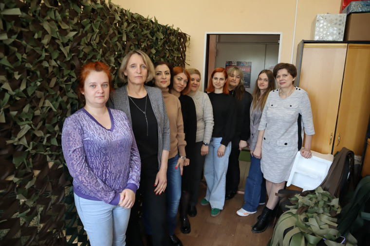 В нашем городе продолжается работа по плетению маскировочных сетей.. В нашем городе продолжается работа по плетению маскировочных сетей..