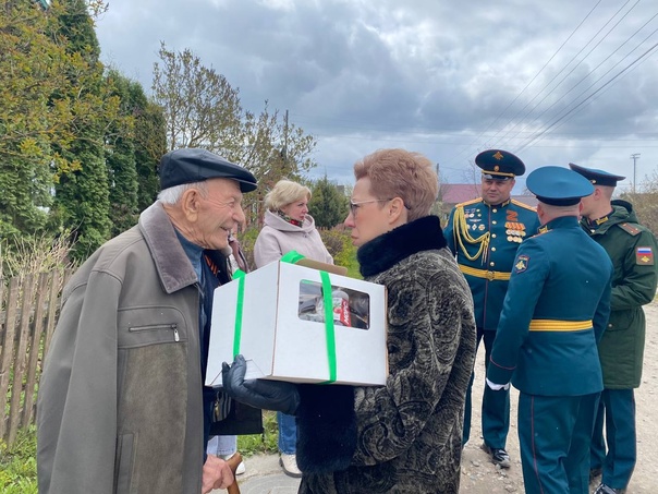В честь Дня Великой Победы в сопровождении военного оркестра 54-ой Гвардейской ордена Кутузова II степени ракетной дивизии поздравили участника Великой Отечественной войны Мальцева Николая Петровича.. В честь Дня Великой Победы в сопровождении военного оркестра 54-ой Гвардейской ордена Кутузова II степени ракетной дивизии поздравили участника Великой Отечественной войны Мальцева Николая Петровича..