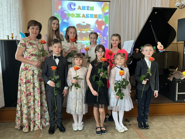 В рамках празднования 10-летнего юбилея Всероссийской акции "Международный день соседей" 21 мая ученики и взрослые посетили музыкальную школу.. В рамках празднования 10-летнего юбилея Всероссийской акции "Международный день соседей" 21 мая ученики и взрослые посетили музыкальную школу..