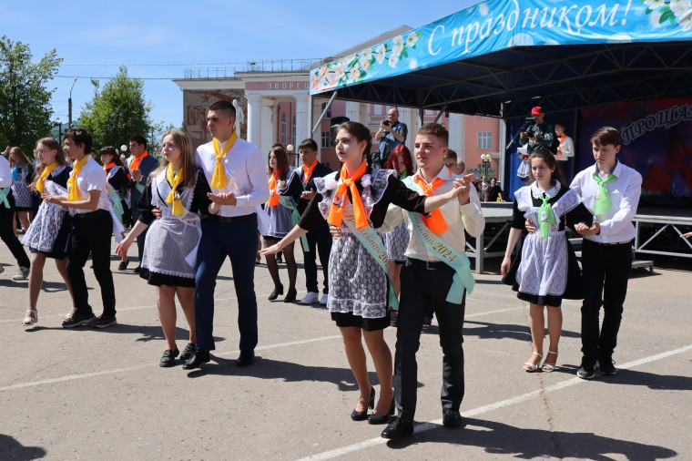 Для 147 выпускников города прозвенел последний звонок.. Для 147 выпускников города прозвенел последний звонок..