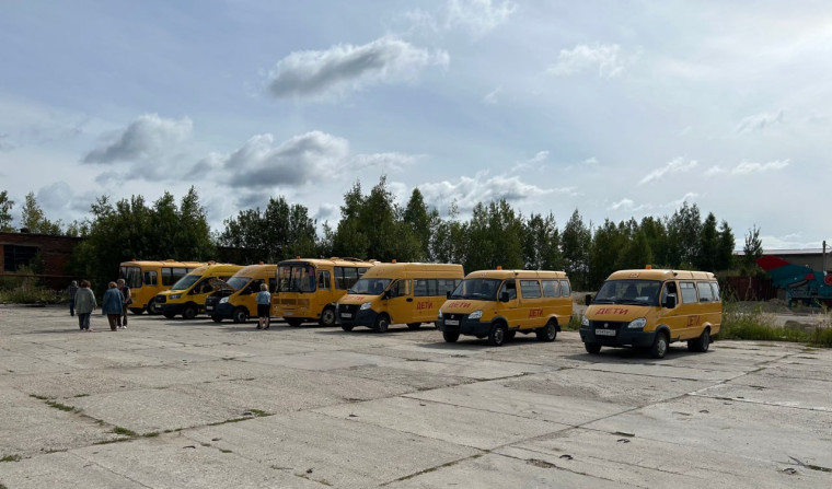 Сотрудники Госавтоинспекции проверили школьные автобусы перед началом учебного года.. Сотрудники Госавтоинспекции проверили школьные автобусы перед началом учебного года..