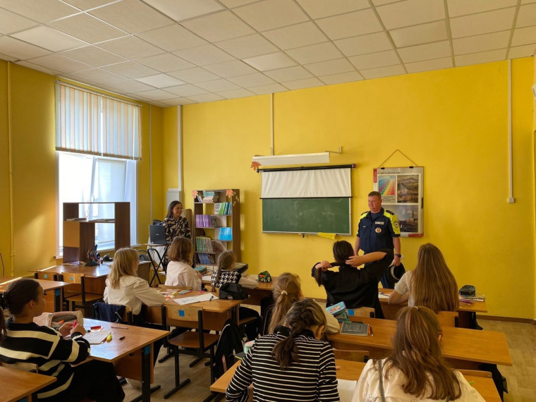 В рамках "Единого дня безопасности дорожного движения" сотрудники Госавтоинспекции провели профилактические беседы с учащимися школ города Тейково.. В рамках "Единого дня безопасности дорожного движения" сотрудники Госавтоинспекции провели профилактические беседы с учащимися школ города Тейково..
