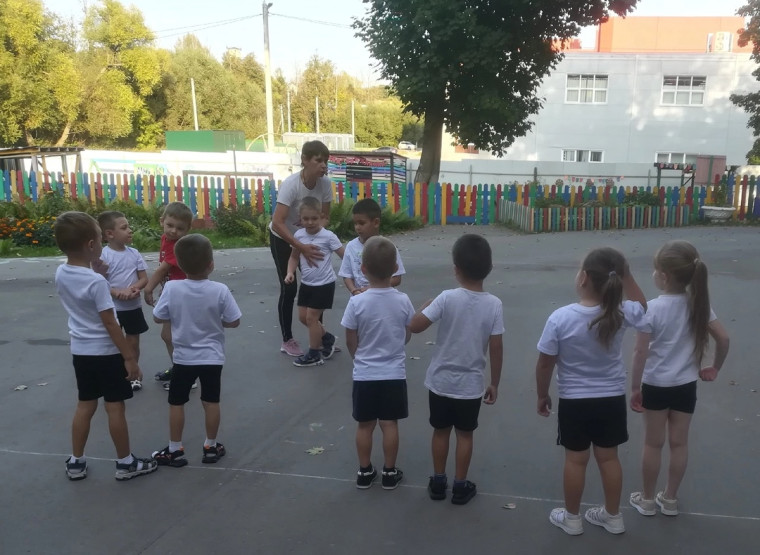 Тренер-преподаватель Борисова М.В. организовала в детском саду "Аленушка" увлекательное физкультурное занятие на свежем воздухе.. Тренер-преподаватель Борисова М.В. организовала в детском саду "Аленушка" увлекательное физкультурное занятие на свежем воздухе..